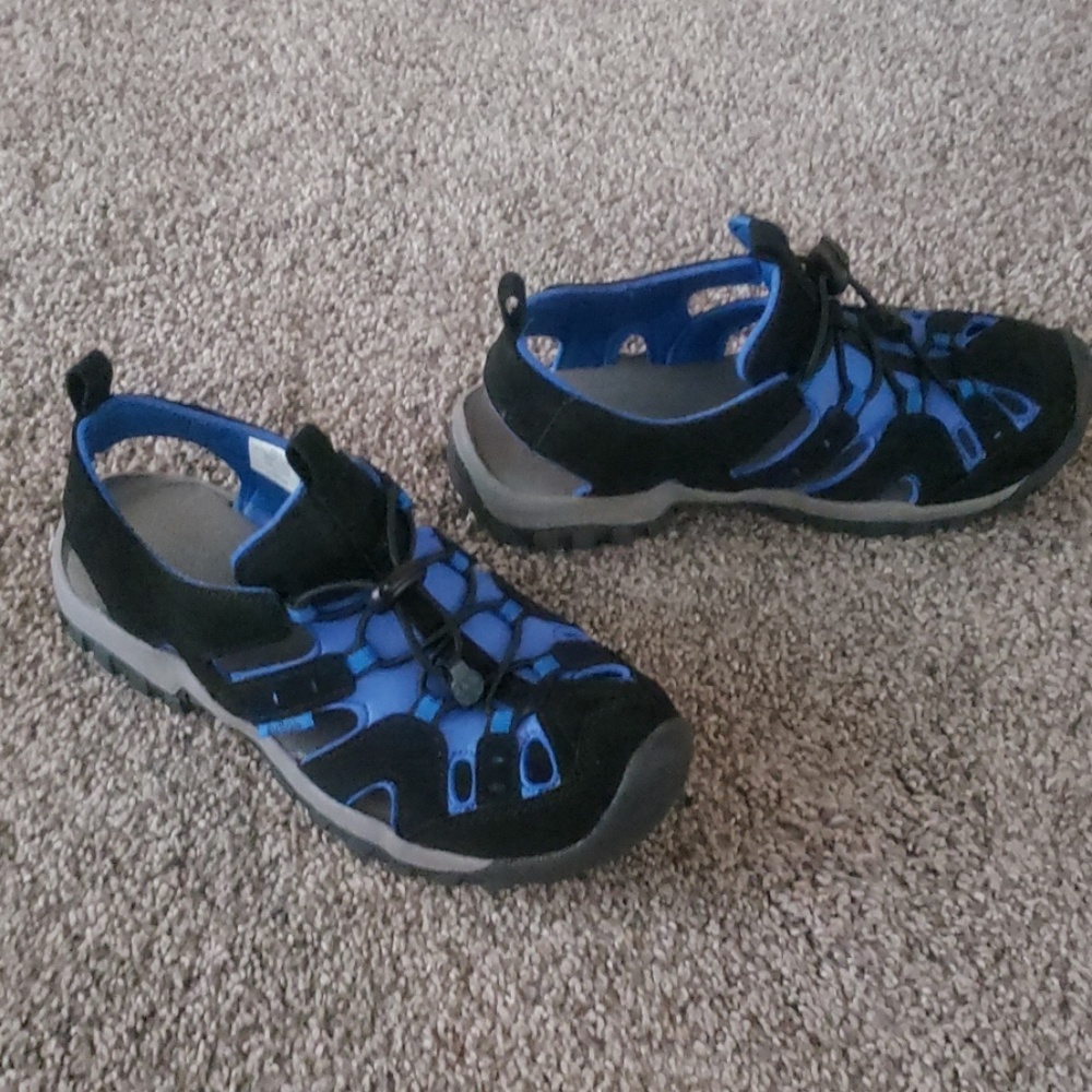 Hiking/water shoes big kids size 4=6.5 womens